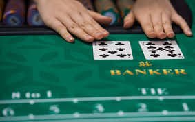 Pengguna membaca syarat bonus mingguan